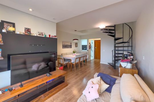 Venda de apartamento mobiliado com 4 quartos, 1 suíte, varanda e churrasqueira no condomínio. — Sala