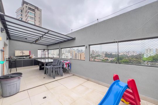 Venda de apartamento mobiliado com 4 quartos, 1 suíte, varanda e churrasqueira no condomínio. — Quintal