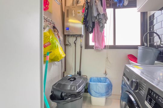 Venda de apartamento mobiliado com 4 quartos, 1 suíte, varanda e churrasqueira no condomínio. — Cozinha e área de serviço