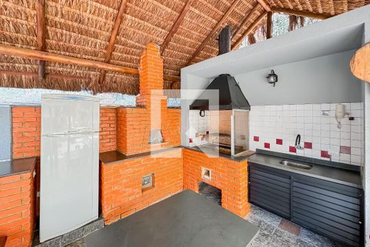 Venda de apartamento mobiliado com 4 quartos, 1 suíte, varanda e churrasqueira no condomínio. — Área comum