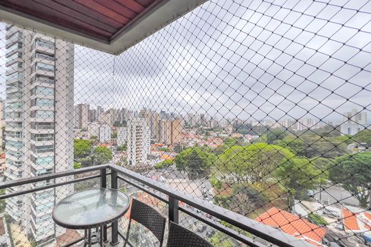 Venda de apartamento mobiliado com 4 quartos, 1 suíte, varanda e churrasqueira no condomínio. — Varanda