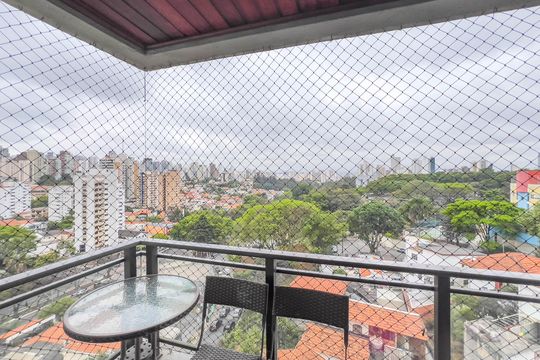 Venda de apartamento mobiliado com 4 quartos, 1 suíte, varanda e churrasqueira no condomínio. — Varanda