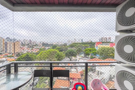 Venda de apartamento mobiliado com 4 quartos, 1 suíte, varanda e churrasqueira no condomínio. — Varanda