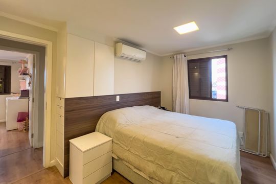 Venda de apartamento mobiliado com 4 quartos, 1 suíte, varanda e churrasqueira no condomínio. — Suíte
