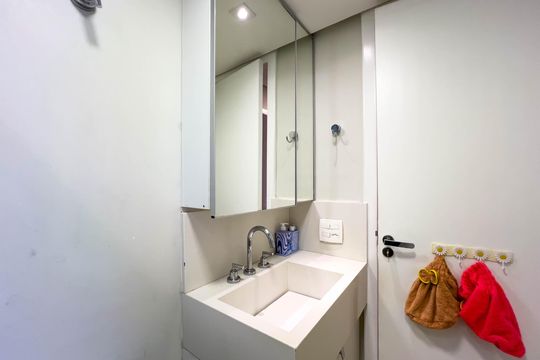Venda de apartamento mobiliado com 4 quartos, 1 suíte, varanda e churrasqueira no condomínio. — Banheiro