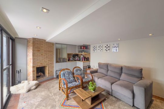 Venda de apartamento mobiliado com 4 quartos, 1 suíte, varanda e churrasqueira no condomínio. — Salão