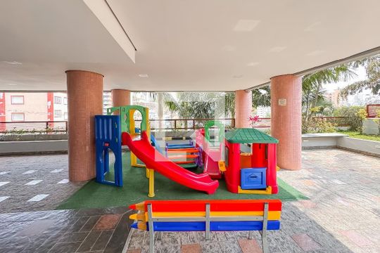 Venda de apartamento mobiliado com 4 quartos, 1 suíte, varanda e churrasqueira no condomínio. — Área comum