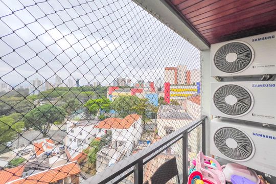 Venda de apartamento mobiliado com 4 quartos, 1 suíte, varanda e churrasqueira no condomínio. — Varanda