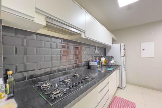 Venda de apartamento mobiliado com 4 quartos, 1 suíte, varanda e churrasqueira no condomínio. — Cozinha e área de serviço