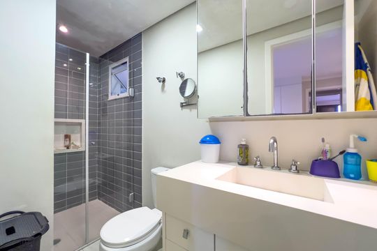 Venda de apartamento mobiliado com 4 quartos, 1 suíte, varanda e churrasqueira no condomínio. — Banheiro Suíte