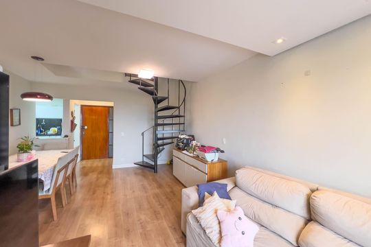 Venda de apartamento mobiliado com 4 quartos, 1 suíte, varanda e churrasqueira no condomínio. — Sala