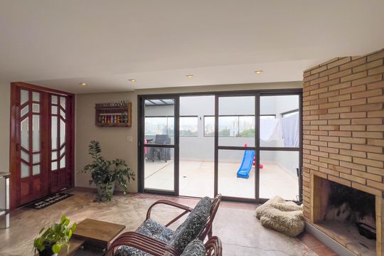 Venda de apartamento mobiliado com 4 quartos, 1 suíte, varanda e churrasqueira no condomínio. — Salão