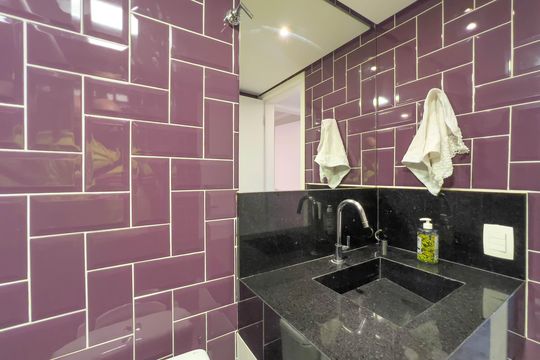 Venda de apartamento mobiliado com 4 quartos, 1 suíte, varanda e churrasqueira no condomínio. — Banheiro