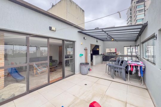 Venda de apartamento mobiliado com 4 quartos, 1 suíte, varanda e churrasqueira no condomínio. — Quintal