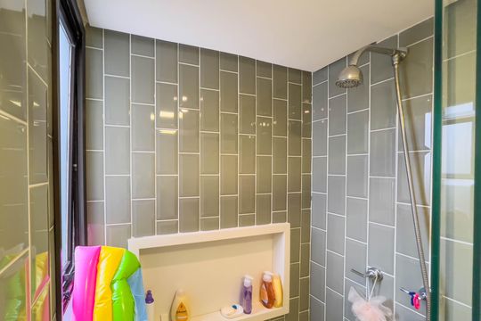 Venda de apartamento mobiliado com 4 quartos, 1 suíte, varanda e churrasqueira no condomínio. — Banheiro