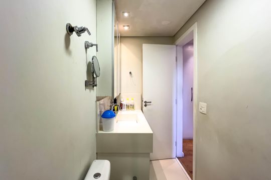 Venda de apartamento mobiliado com 4 quartos, 1 suíte, varanda e churrasqueira no condomínio. — Banheiro Suíte