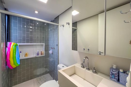 Venda de apartamento mobiliado com 4 quartos, 1 suíte, varanda e churrasqueira no condomínio. — Banheiro