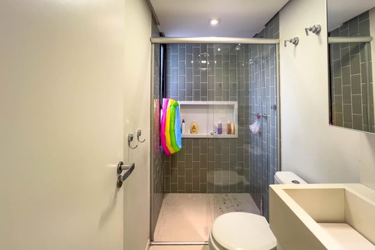 Venda de apartamento mobiliado com 4 quartos, 1 suíte, varanda e churrasqueira no condomínio. — Banheiro