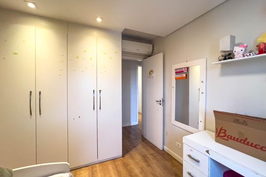 Venda de apartamento mobiliado com 4 quartos, 1 suíte, varanda e churrasqueira no condomínio. — Quarto 1