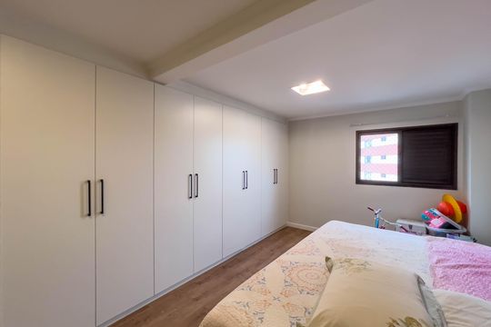 Venda de apartamento mobiliado com 4 quartos, 1 suíte, varanda e churrasqueira no condomínio. — Quarto 3