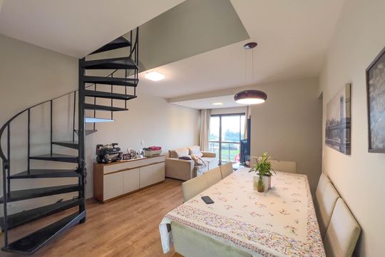 Venda de apartamento mobiliado com 4 quartos, 1 suíte, varanda e churrasqueira no condomínio. — Sala
