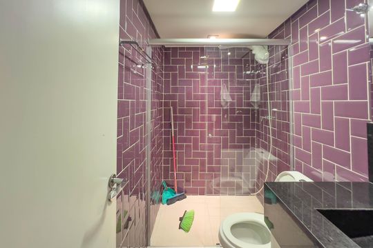 Venda de apartamento mobiliado com 4 quartos, 1 suíte, varanda e churrasqueira no condomínio. — Banheiro
