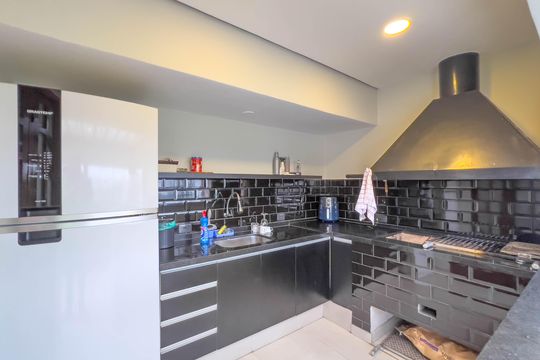 Venda de apartamento mobiliado com 4 quartos, 1 suíte, varanda e churrasqueira no condomínio. — Área comum