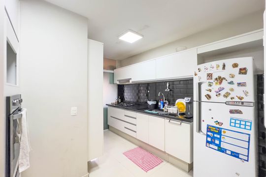 Venda de apartamento mobiliado com 4 quartos, 1 suíte, varanda e churrasqueira no condomínio. — Cozinha e área de serviço