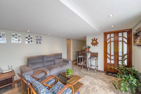 Venda de apartamento mobiliado com 4 quartos, 1 suíte, varanda e churrasqueira no condomínio. — Salão