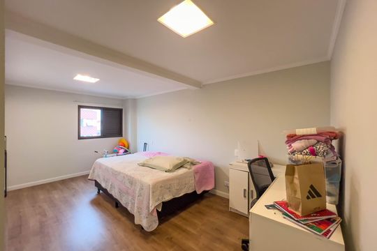 Venda de apartamento mobiliado com 4 quartos, 1 suíte, varanda e churrasqueira no condomínio. — Quarto 3