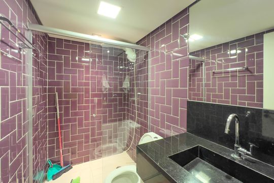 Venda de apartamento mobiliado com 4 quartos, 1 suíte, varanda e churrasqueira no condomínio. — Banheiro