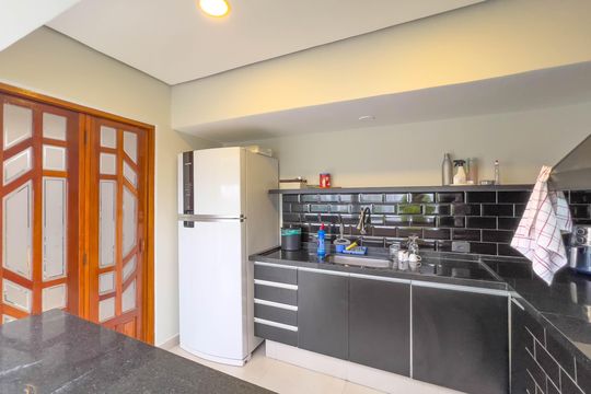 Venda de apartamento mobiliado com 4 quartos, 1 suíte, varanda e churrasqueira no condomínio. — Área comum