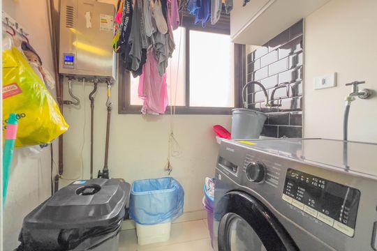 Venda de apartamento mobiliado com 4 quartos, 1 suíte, varanda e churrasqueira no condomínio. — Cozinha e área de serviço
