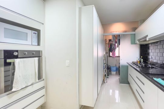 Venda de apartamento mobiliado com 4 quartos, 1 suíte, varanda e churrasqueira no condomínio. — Cozinha e área de serviço