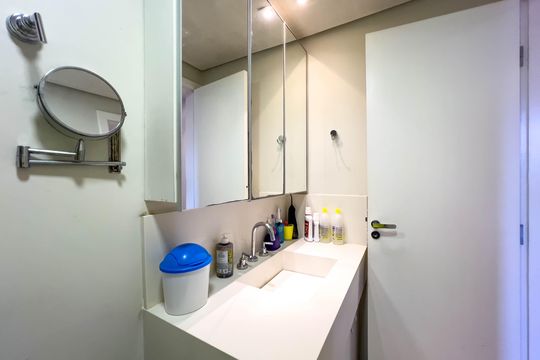 Venda de apartamento mobiliado com 4 quartos, 1 suíte, varanda e churrasqueira no condomínio. — Banheiro Suíte