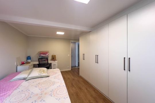 Venda de apartamento mobiliado com 4 quartos, 1 suíte, varanda e churrasqueira no condomínio. — Quarto 3