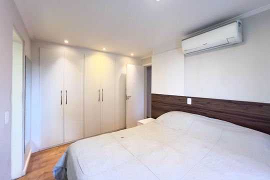 Venda de apartamento mobiliado com 4 quartos, 1 suíte, varanda e churrasqueira no condomínio. — Suíte