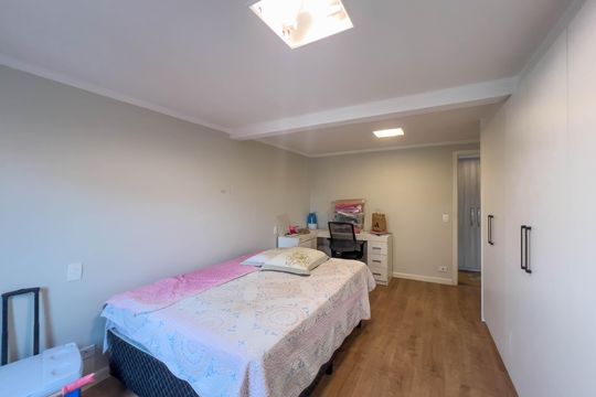 Venda de apartamento mobiliado com 4 quartos, 1 suíte, varanda e churrasqueira no condomínio. — Quarto 3