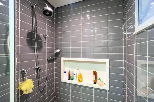Venda de apartamento mobiliado com 4 quartos, 1 suíte, varanda e churrasqueira no condomínio. — Banheiro Suíte