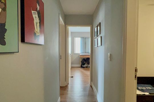 Apartamento na Vila Madalena com 3 quartos, varanda e academia. Ideal para comprar. — Corredor