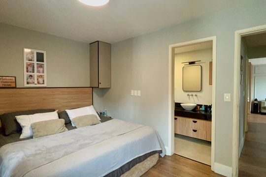 Apartamento na Vila Madalena com 3 quartos, varanda e academia. Ideal para comprar. — Suíte