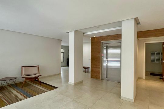 Apartamento na Vila Madalena com 3 quartos, varanda e academia. Ideal para comprar. — Hall de entrada