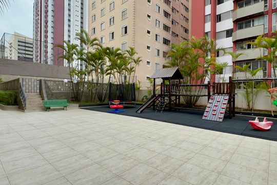 Apartamento na Vila Madalena com 3 quartos, varanda e academia. Ideal para comprar. — Área comum - Playground