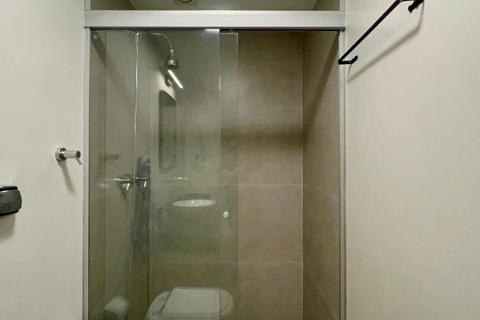 Apartamento na Vila Madalena com 3 quartos, varanda e academia. Ideal para comprar. — Banheiro Social