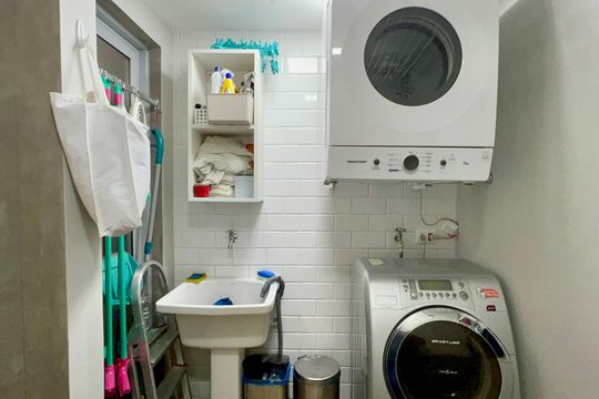 Apartamento na Vila Madalena com 3 quartos, varanda e academia. Ideal para comprar. — Área de Serviço