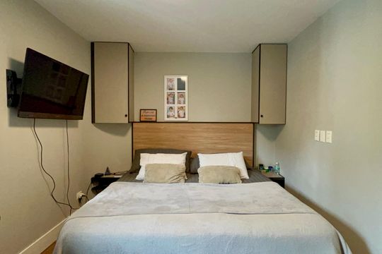 Apartamento na Vila Madalena com 3 quartos, varanda e academia. Ideal para comprar. — Suíte