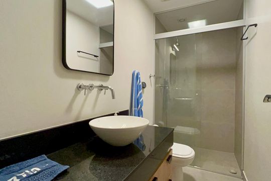 Apartamento na Vila Madalena com 3 quartos, varanda e academia. Ideal para comprar. — Banheiro Social
