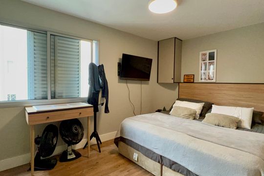Apartamento na Vila Madalena com 3 quartos, varanda e academia. Ideal para comprar. — Suíte