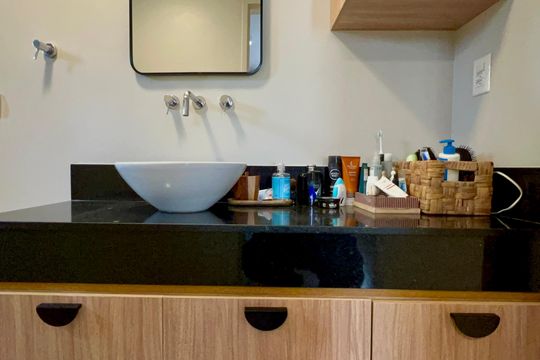Apartamento na Vila Madalena com 3 quartos, varanda e academia. Ideal para comprar. — Banheiro da Suíte
