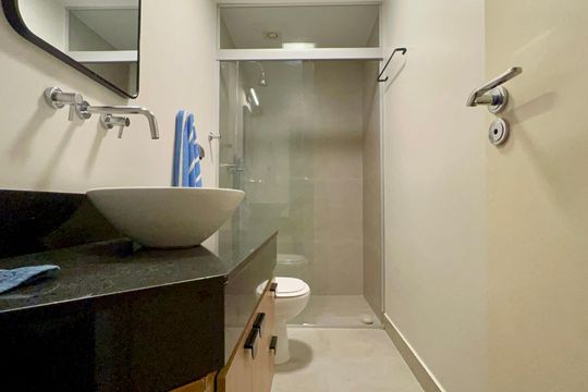 Apartamento na Vila Madalena com 3 quartos, varanda e academia. Ideal para comprar. — Banheiro Social